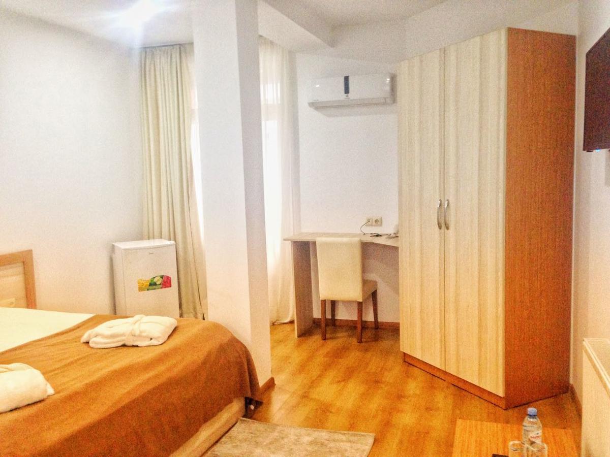 Hotel Marseille Батуми Екстериор снимка